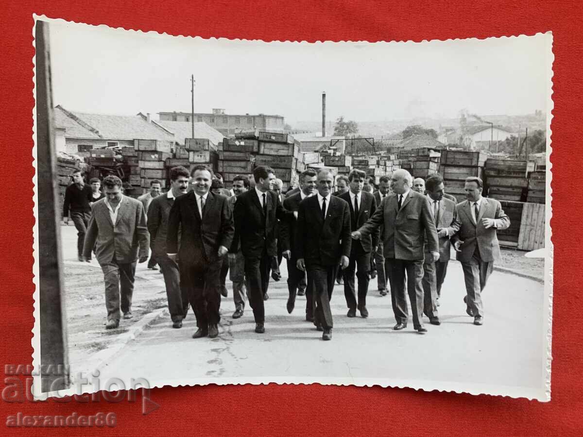 Τόdor Zhivkov Βάλκαν Σόποφ Πέκο Τάκοφ παλιά φωτογραφία με τιμή 10.00 BGN | € 5.11