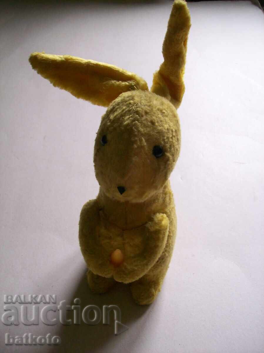 Παλιό μηχανικό κουνέλι - περπατάει, τρώει καρότο και κινεί τα αυτιά με τιμή 31.00 BGN | € 15.85