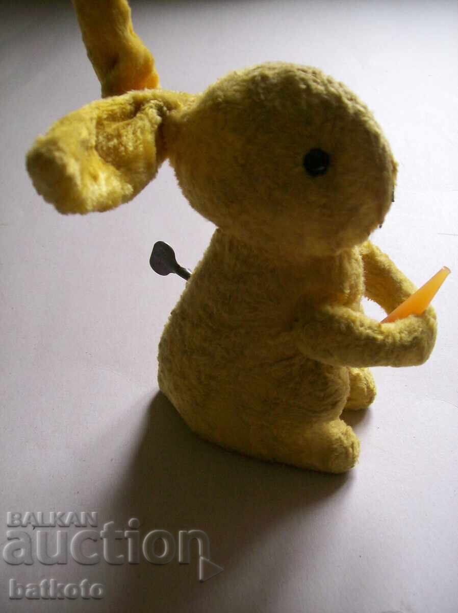 Παλιό μηχανικό κουνέλι - περπατάει, τρώει καρότο και κινεί τα αυτιά