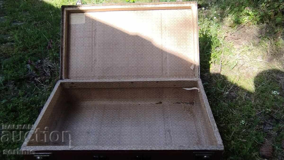 An old suitcase with price 20.00 BGN | € 10.23 An old suitcase with price 20.00 BGN | € 10.23