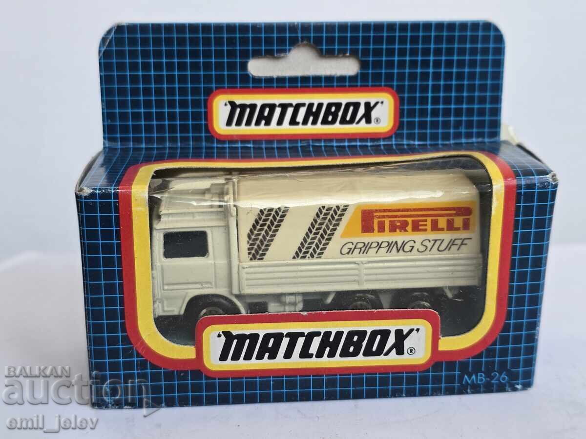 MATCHBOX MB26 - Volvo Tilt Lorry Pirelli 1990 MATCHBOX MB26 - Volvo Tilt Lorry Pirelli 1990