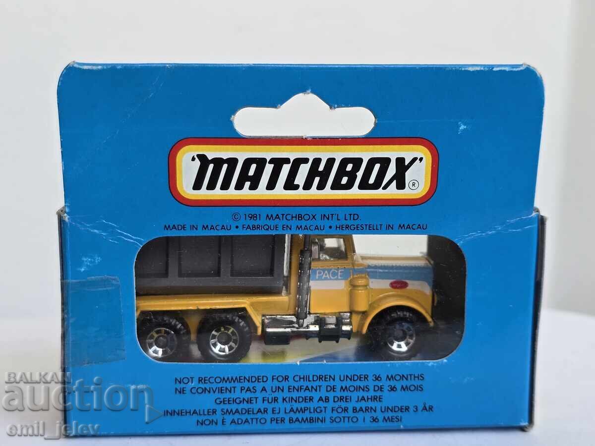 MATCHBOX  MB 23 Peterbilt Tipper Truck YELLOW с цена 20.00 лв. | € 10.23