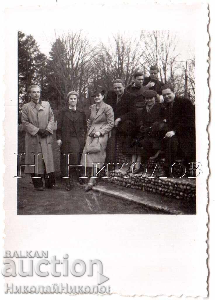 1938 FOTOGRAFIE MICĂ VECHE SOFIA COMPANIE TINERI BĂRBAȚI FEMEI D744