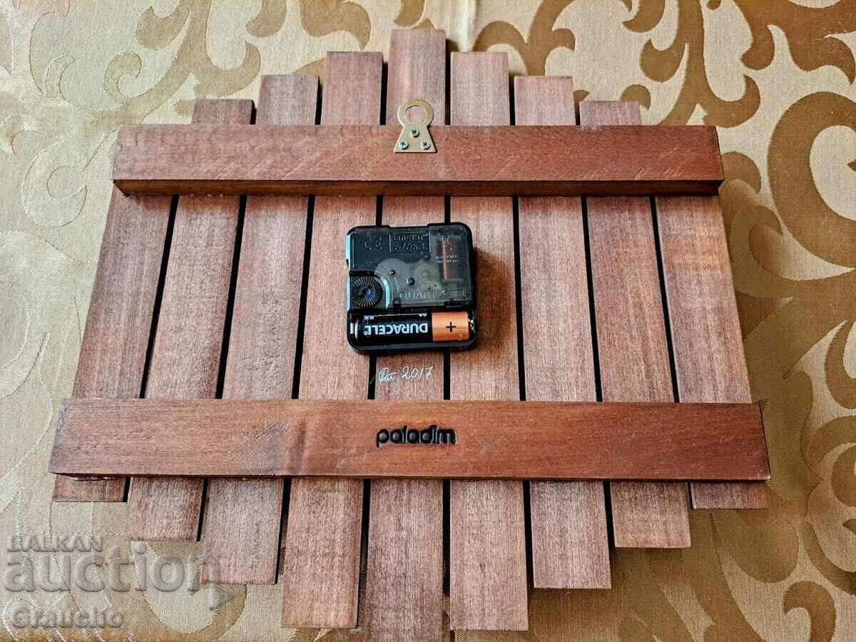 Дизайнерски стенен часовник на Студио Paladim с цена € 28.12 | 55.00 лв.