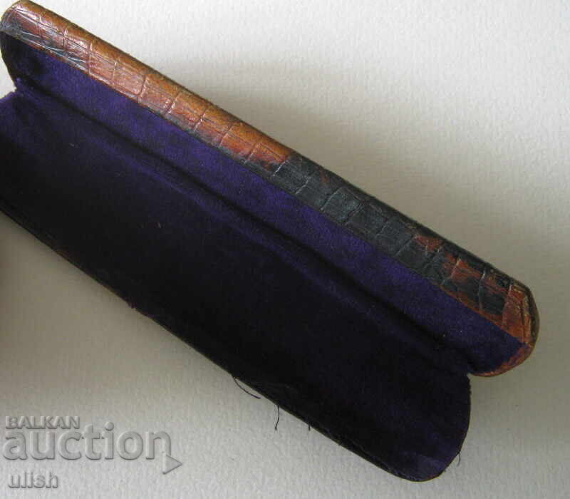 Auction Old leather glasses case Auction Old leather glasses case