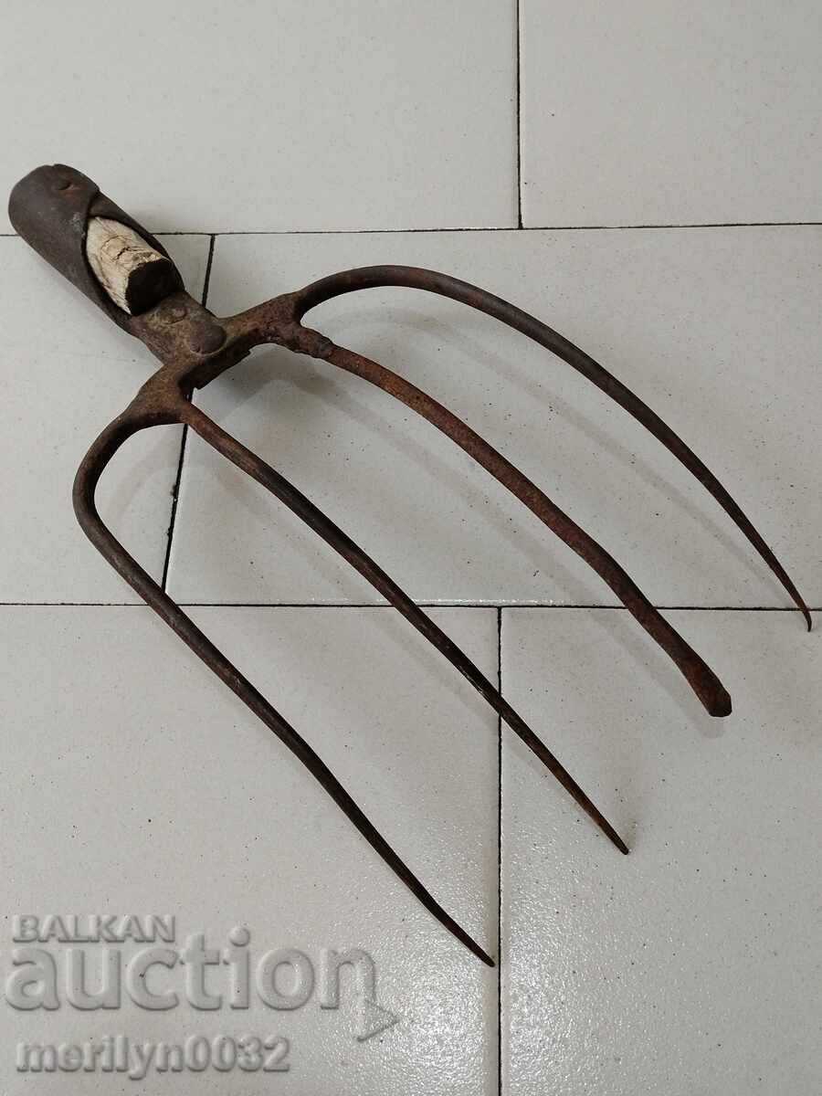 Παλιό εξοχικό σπίτι, σφυρήλατο σίδερο εργαλείο με τιμή 34.00 BGN | € 17.38 Παλιό εξοχικό σπίτι, σφυρήλατο σίδερο εργαλείο με τιμή 34.00 BGN | € 17.38