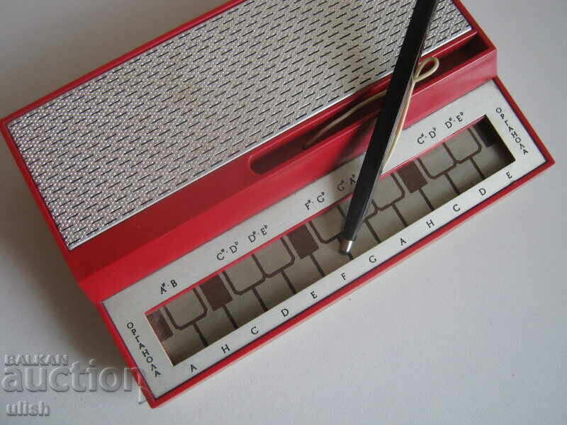 Pian electronic rusesc vechi cu stilou Cutie Organola cu preț 35.00 BGN | € 17.90 Pian electronic rusesc vechi cu stilou Cutie Organola cu preț 35.00 BGN | € 17.90