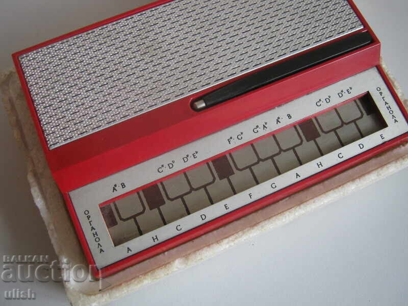 Pian electronic rusesc vechi cu stilou Cutie Organola Pian electronic rusesc vechi cu stilou Cutie Organola