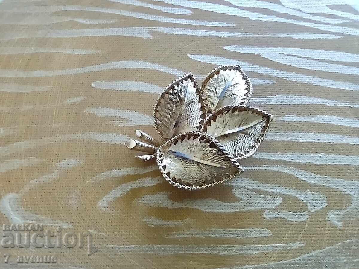 Παράδοση Κομψή, στυλάτη, εντυπωσιακή καρφίτσα, επώνυμη 20.04.25