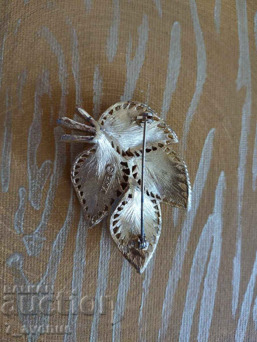 Κομψή, στυλάτη, εντυπωσιακή καρφίτσα, επώνυμη 20.04.25 - 6