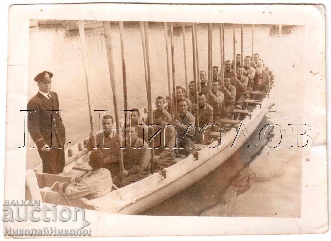 МАЛКА СТАРА СНИМКА ГЪРЦИЯ ГРЪЦКИ ВОЙНИЦИ В ЛОДКА Д748