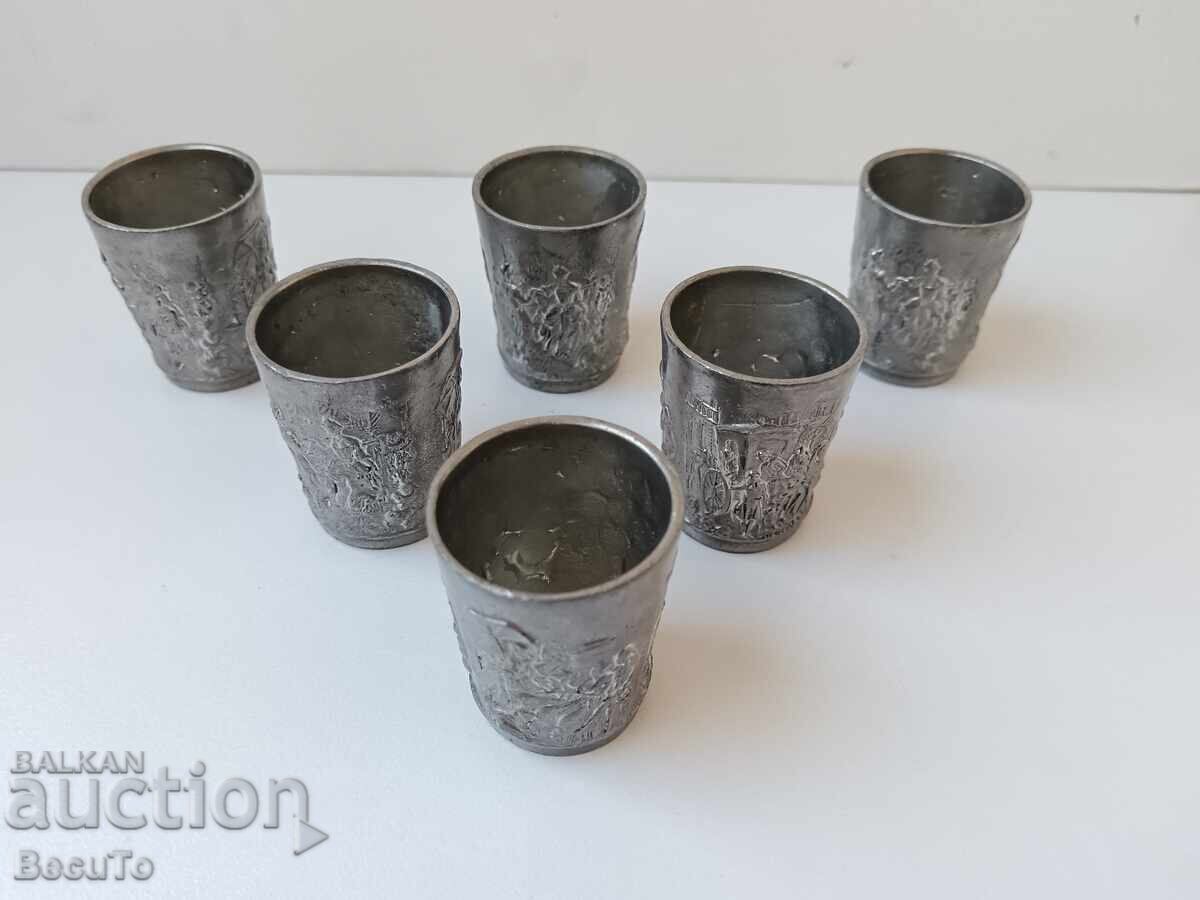 Delivery of 6 tin cups, stamped with domestic scenes, they are sturdy
