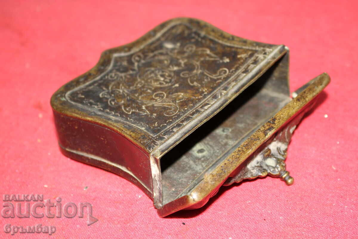 Auction  Ottoman bronze engraved powder flask