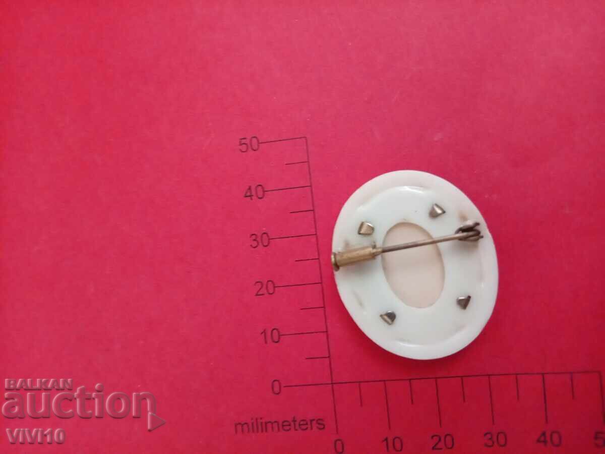 Αντίκα καρφίτσα από βακελίτη με τιμή 50.00 BGN | € 25.56 Αντίκα καρφίτσα από βακελίτη με τιμή 50.00 BGN | € 25.56