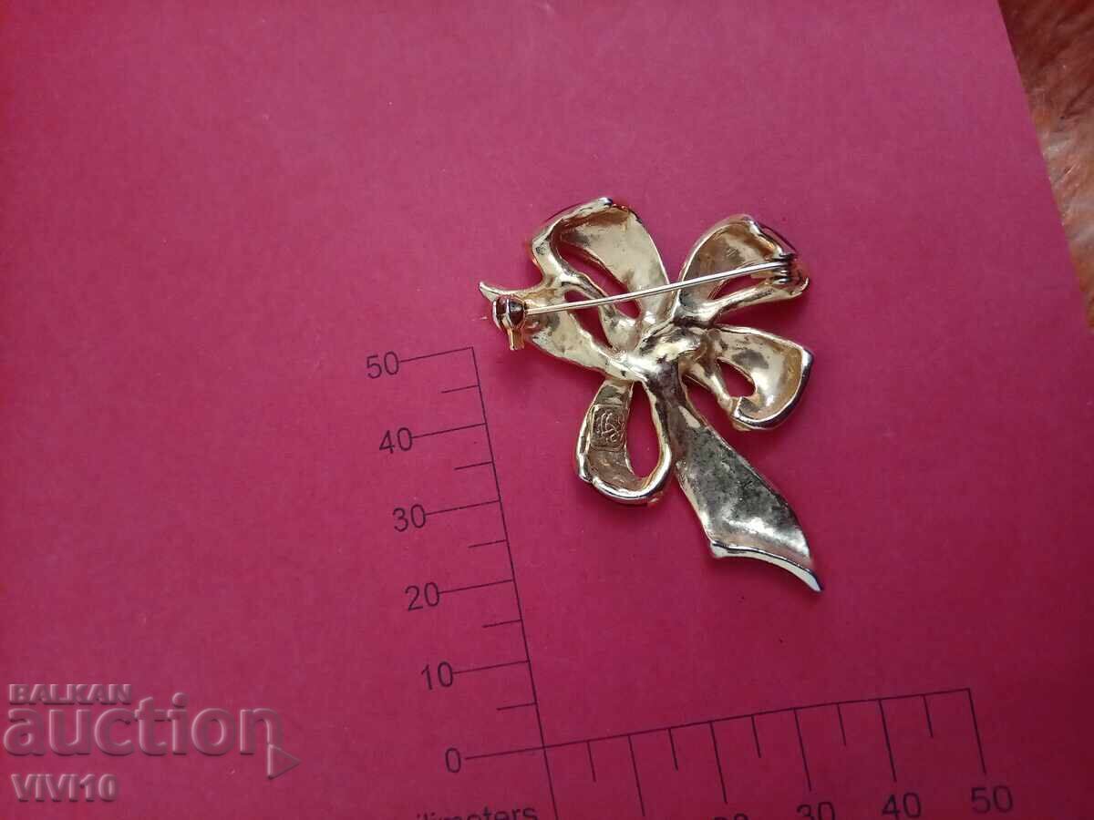 Broșă veche email cu preț 40.00 BGN | € 20.45 Broșă veche email cu preț 40.00 BGN | € 20.45