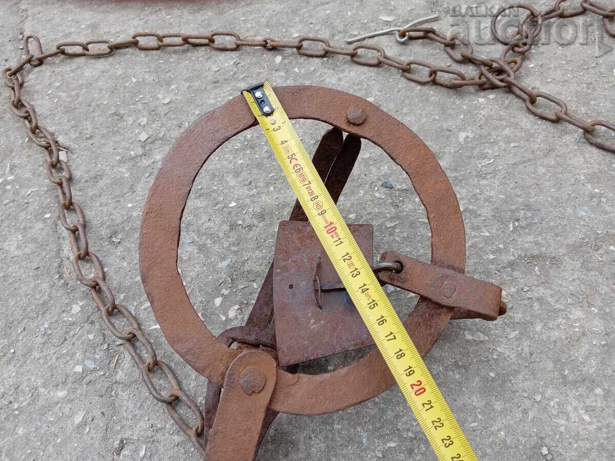 Licitație Vechi capcană de lup forjată