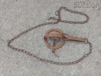 Παλιός σφυρήλατος παγίδα λύκου