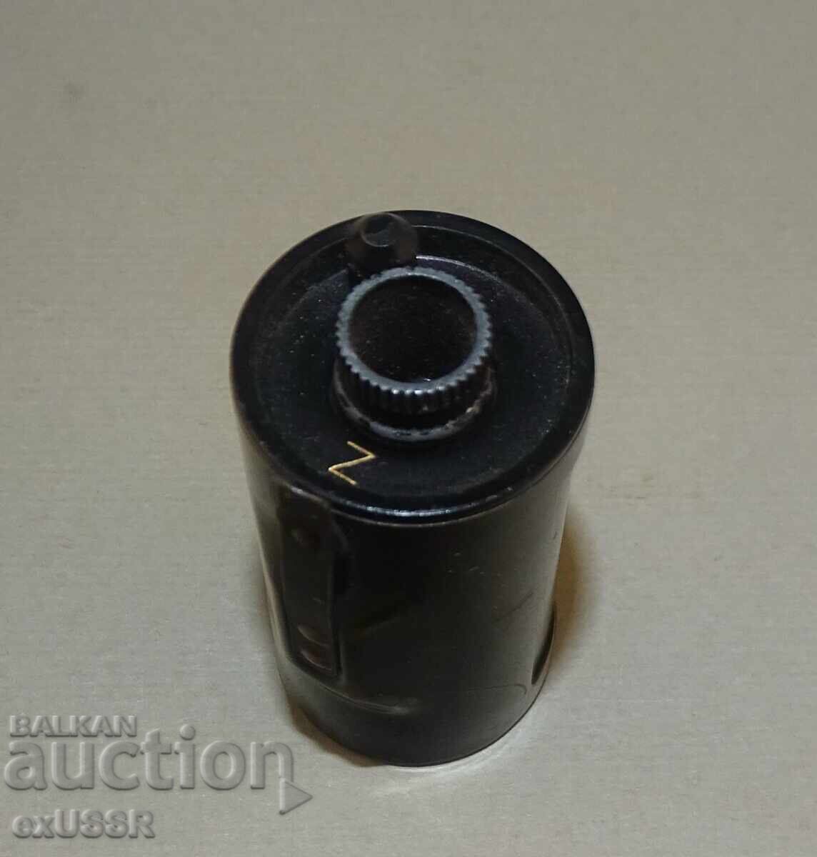 Licitație Casetă metalică rolă pentru film 35mm LEICA LEITZ WETZLAR LEICA Licitație Casetă metalică rolă pentru film 35mm LEICA LEITZ WETZLAR LEICA