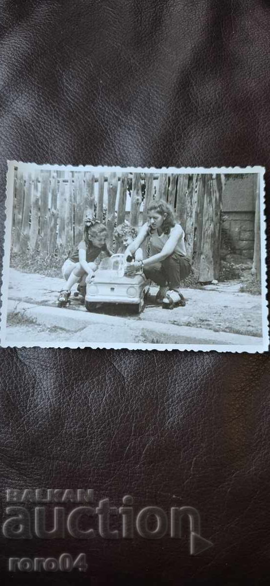 ΜΟΣΚΒΙΤΣ - ΣΟΣ. ΛΑΜΑΡΙΝΕΝΑ ΚΟΛΑ - ΠΑΙΔΙΑ