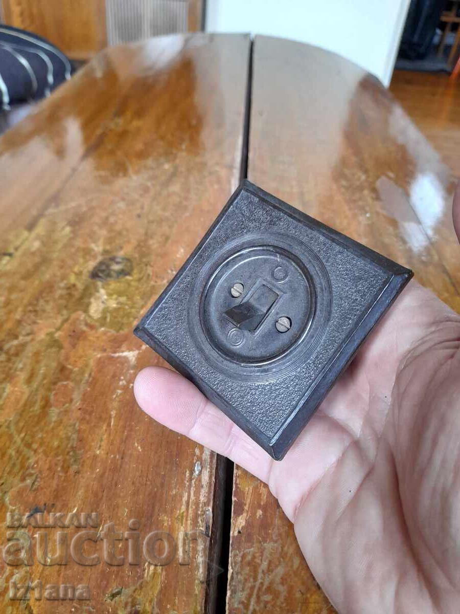 Παλιός ηλεκτρικός διακόπτης με τιμή 16.00 BGN | € 8.18