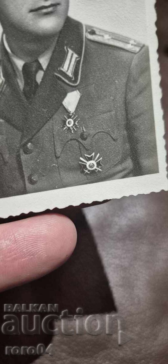 Доставка на ОФИЦЕР - ДВА ОРДЕНА ЗА ХРАБРОСТ - WW II