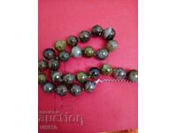 Αρχαίο κολιέ από φυσικά πετράδια