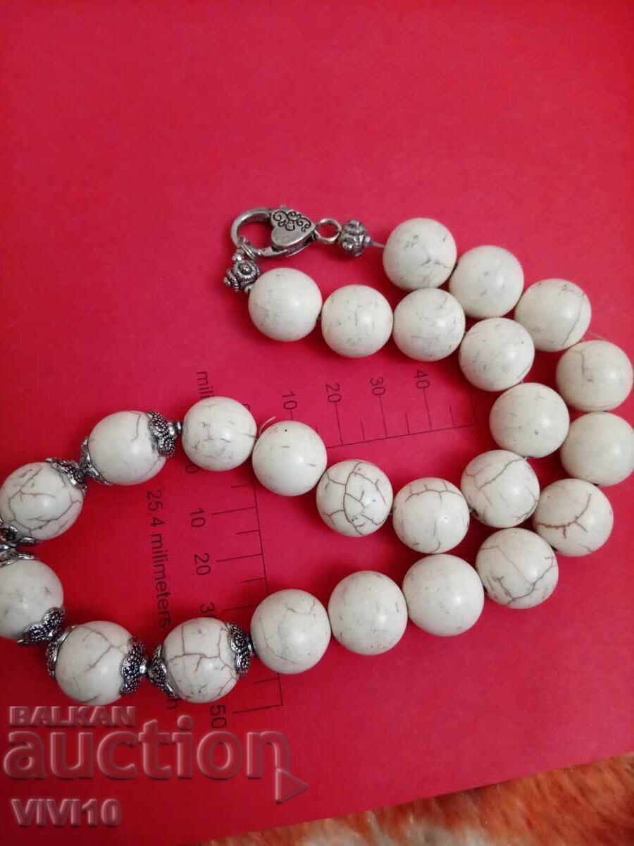 Αρχαίο κολιέ από φυσικές πέτρες