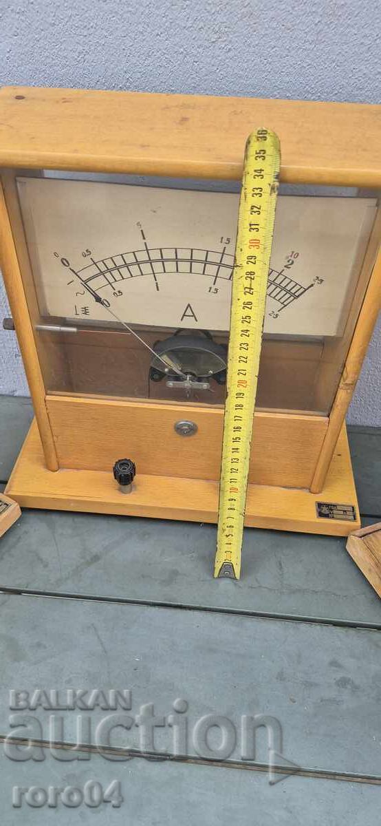 VECHI INSTRUMENTE DE ÎNVĂȚĂMÂNT SOCIALISTE DIN CABINETUL DE FIZICĂ cu preț 175.00 BGN | € 89.48