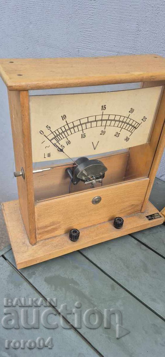 Livrarea VECHI INSTRUMENTE DE ÎNVĂȚĂMÂNT SOCIALISTE DIN CABINETUL DE FIZICĂ