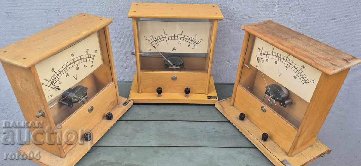 VECHI INSTRUMENTE DE ÎNVĂȚĂMÂNT SOCIALISTE DIN CABINETUL DE FIZICĂ