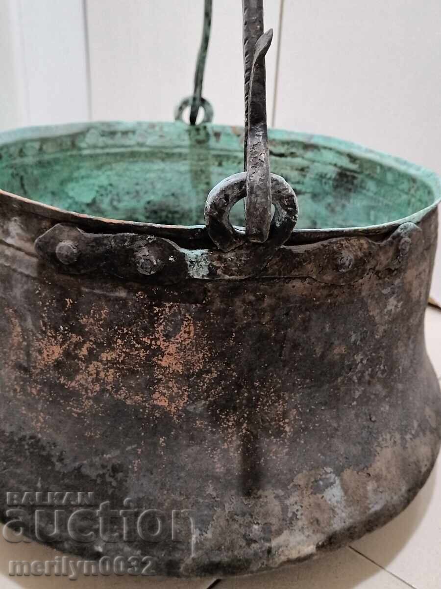 Harania veche, vas de cupru, ceaun mare, cupru, praf cu preț 195.90 BGN | € 100.16 Harania veche, vas de cupru, ceaun mare, cupru, praf cu preț 195.90 BGN | € 100.16