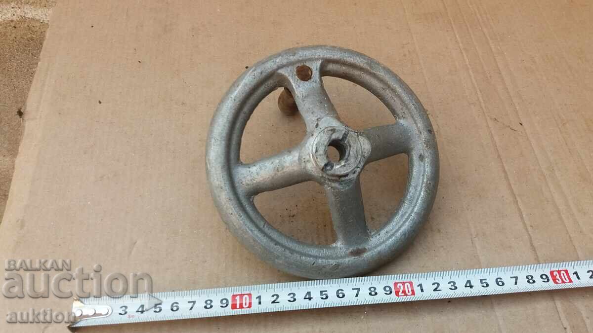 Delivery of MASSIVE ALUMINUM WHEEL FROM A MACHINE Delivery of MASSIVE ALUMINUM WHEEL FROM A MACHINE