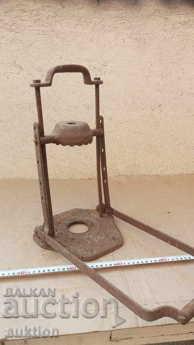 MASSIVE SOCIAL JAR SEALING MACHINE with price 16.99 BGN | € 8.69