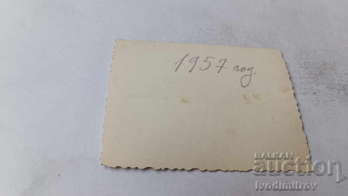 Fotografie Bărbat pe malul mării 1957 cu preț 2.45 BGN | € 1.25 Fotografie Bărbat pe malul mării 1957 cu preț 2.45 BGN | € 1.25