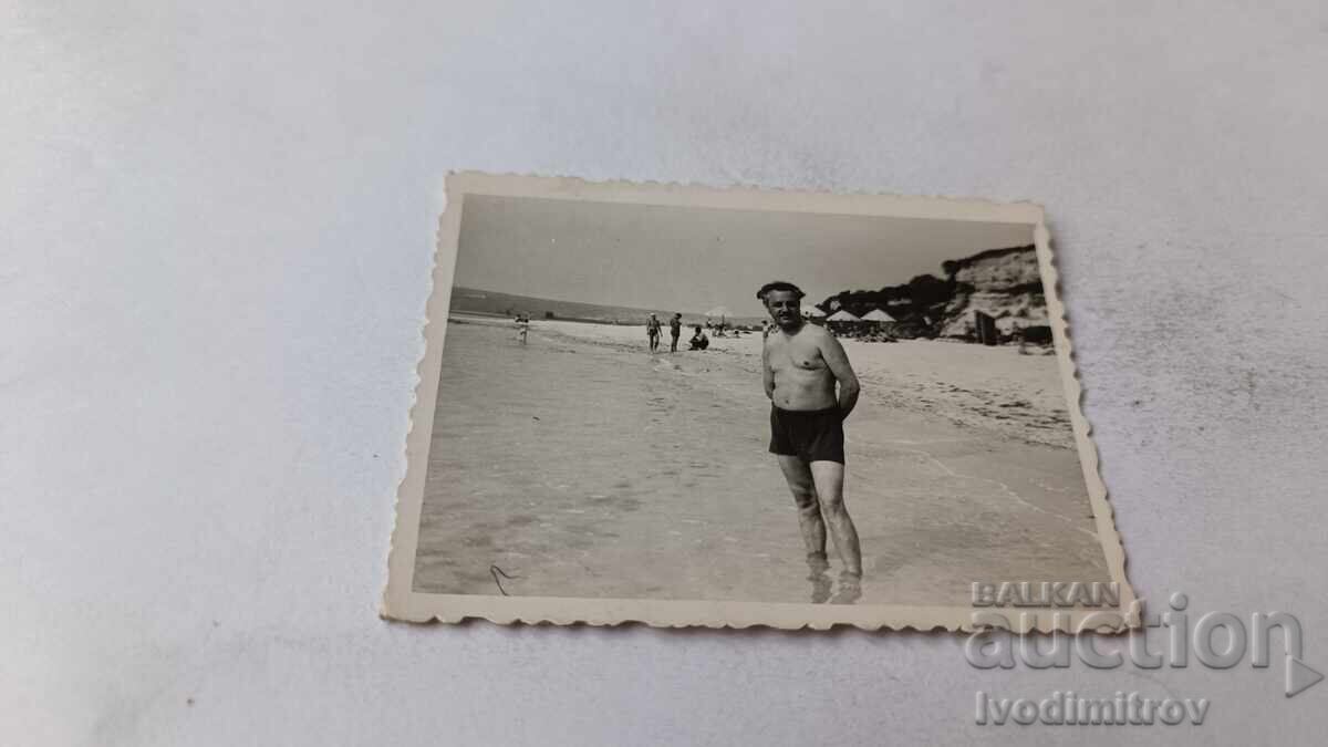 Fotografie Bărbat pe malul mării 1957 Fotografie Bărbat pe malul mării 1957