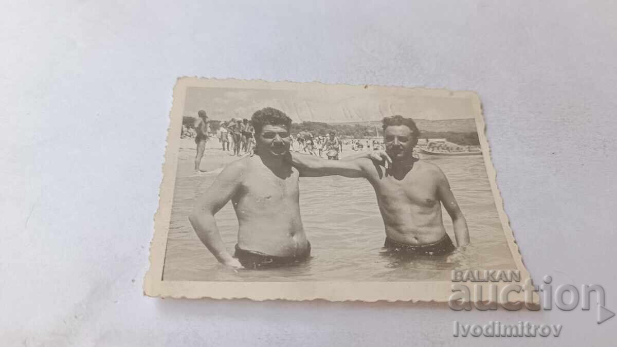 Φωτογραφία Δύο άνδρες στη θάλασσα 1940