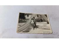 Φωτογραφία Νέου άνδρα και νέας γυναίκας δίπλα σε νεροτσουλήθρα