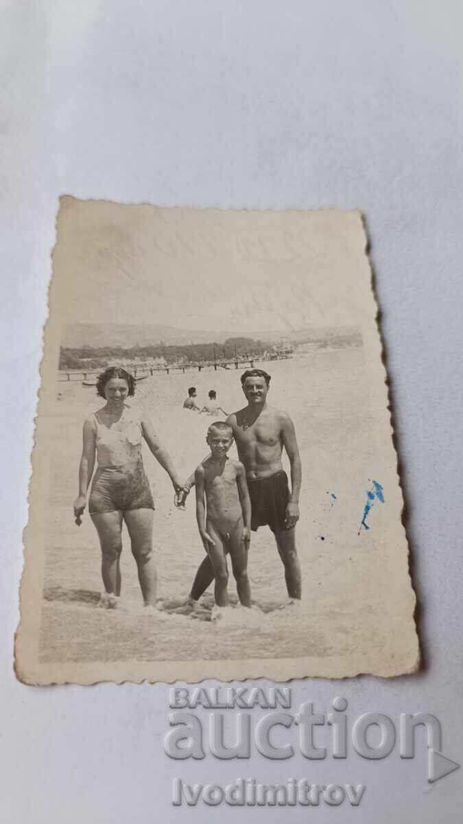 Photo Varna Man woman and boy on the seashore 1940