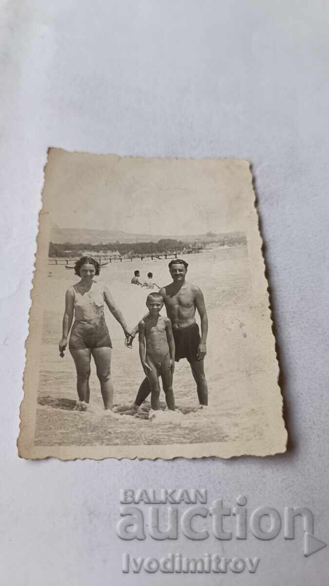 Fotografie Varna Bărbat femeie și băiețel pe malul mării 1940 Fotografie Varna Bărbat femeie și băiețel pe malul mării 1940