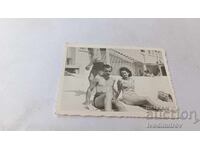 Снимка Млад мъж и млада жена на плажа