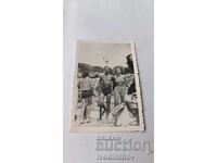 Fotografie: Tânăr bărbat și tânără femeie pe plajă