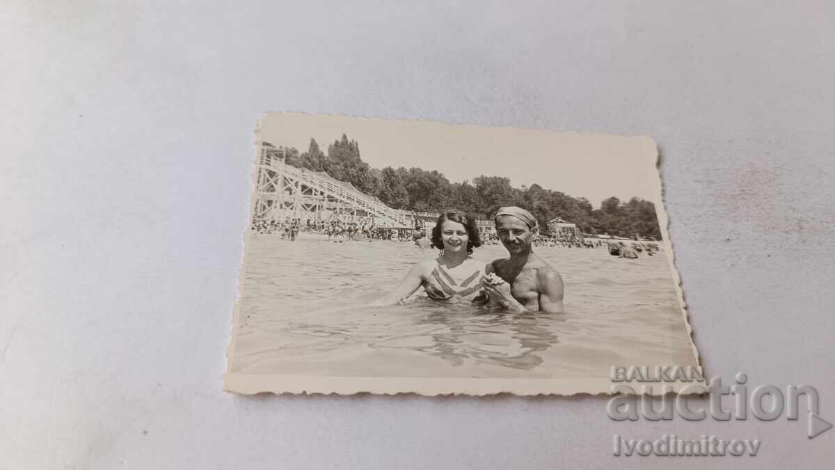 Φωτογραφία Νέος άνδρας και νέα γυναίκα στη θάλασσα