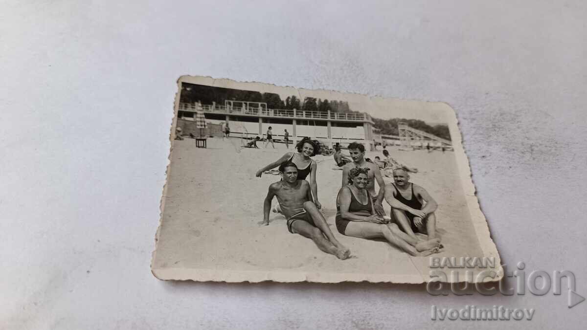 Снимка Мъже и жени на плажа