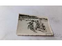 Снимка Мъже и жени на плажа