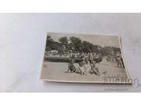 Fotografie Varna Femeie și trei copii pe Plaja Ofițerilor 1932