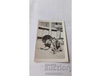 Fotografie: Tânăr bărbat și tânără femeie pe plajă