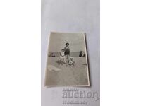 Fotografie Varna Femeie și doi copii pe Plaja Ofițerilor 1932