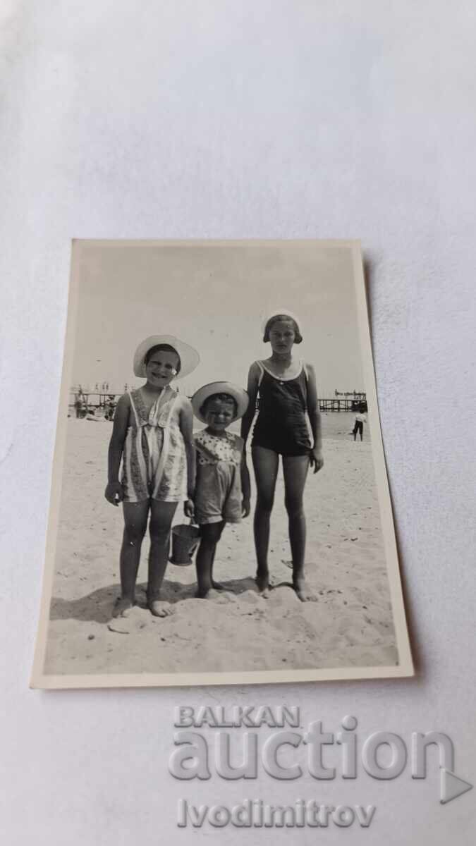 Fotografie Varna Băiețel și două fetițe pe plajă 1933