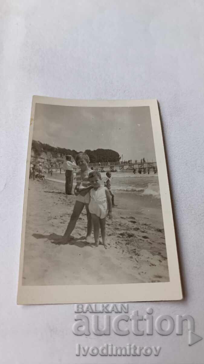 Φωτογραφία Αγοράκι και κοριτσάκι στην παραλία Φωτογραφία Αγοράκι και κοριτσάκι στην παραλία