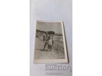 Fotografie Băiețel și fetiță pe plajă